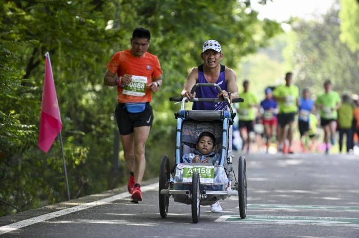 父親推腦癱兒子跑過62個馬拉松：帶你去看外面的世界