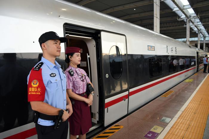 贵南高铁全线贯通运营 中国唯一毛南族自治县通高铁