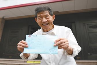 91歲退休教師堅持捐資助學：幫助困難學生是一生信念