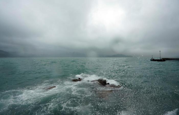 “苏拉”台风中一外籍船遇险 救助船守护助其脱险