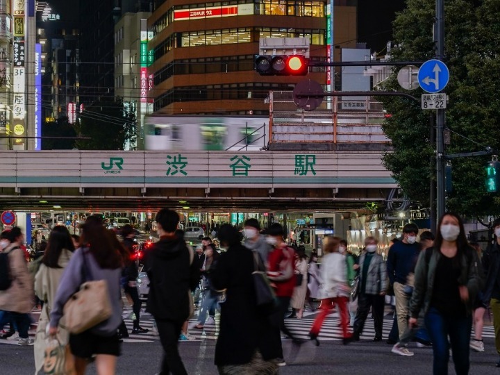 搶客源　日本便利店里開酒吧