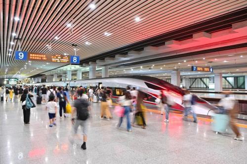 臺風“海葵”逼近福建 防臺風應急響應升級部分旅客列車停運