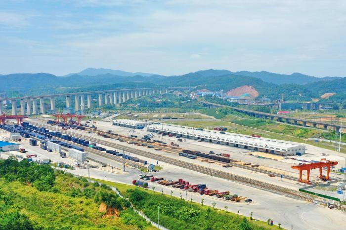 东盟货运集结 湖南怀化国际陆港前八月开行班列同比增长209%