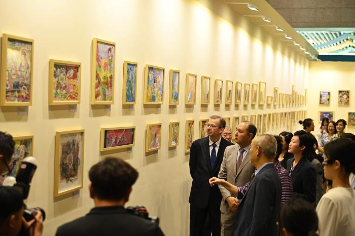 “艺汇丝路—丝路童心”画展开展  多国儿童绘敦煌