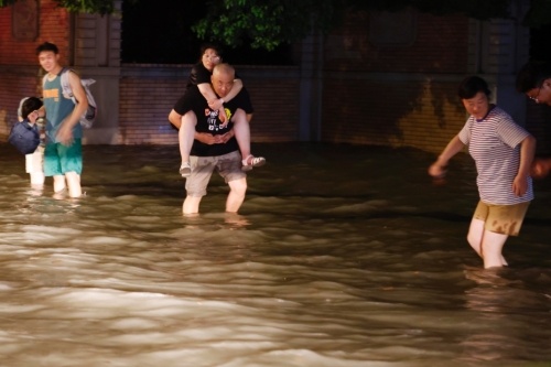 福州市區多地積水受災 地鐵公交鐵路全部暫停運營