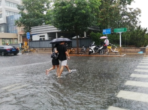 福州發(fā)布“暴雨預(yù)警Ⅰ級” 倡議“非必要人不出門、車不上路”