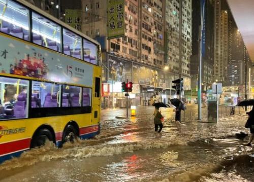 香港暴雨多區出現水浸 特區政府宣布停課等措施