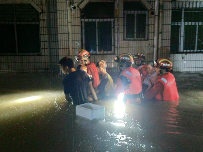 直擊暴雨襲粵：部分水浸地區水深及腰