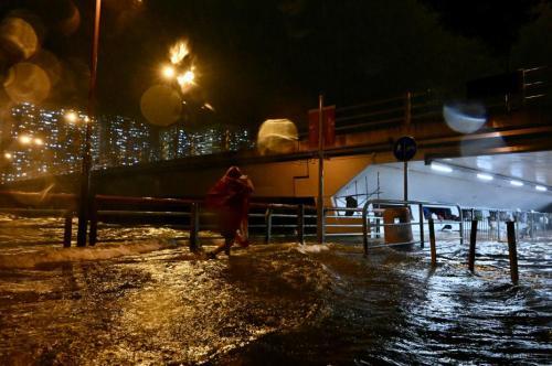 香港發出黑雨警告信號 多個地區發生水浸