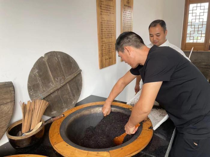 （高質(zhì)量發(fā)展調(diào)研行）“智能化”為陜西茯茶錦上添“花”