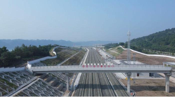 四川宜賓港鐵路集疏運中心專用鐵路開通 長江首港實現鐵公水聯運