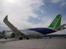 國產(chǎn)飛機C919、ARJ21齊聚新疆演示飛行