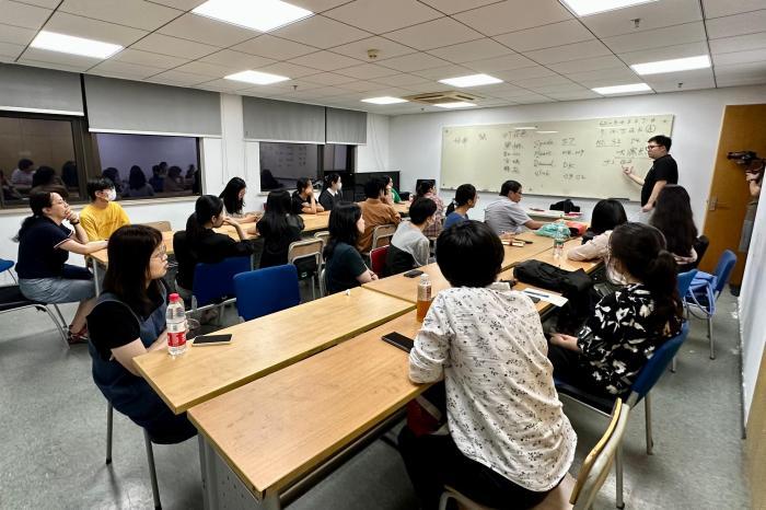 （申城風(fēng)景線）藝術(shù)夜校課程在上海走熱 中青年“拼手速”搶課