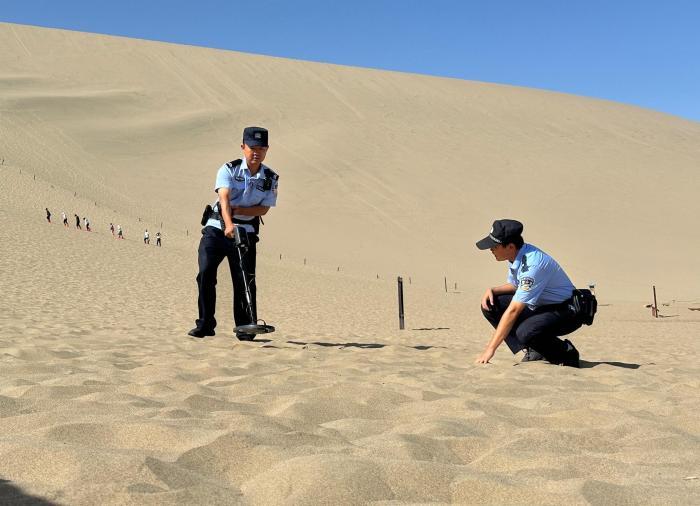 探訪敦煌鳴沙山“挖手機”派出所