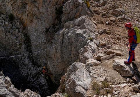 美國探險家被困地下洞穴千米深處終獲救 190人參與救援