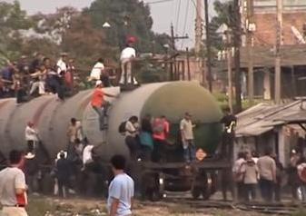 非法移民“扒火车”数量激增 墨西哥部分货运铁路线停运