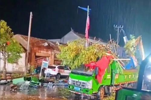 江苏两地同日遭受龙卷风侵袭 致10人死亡8人受伤