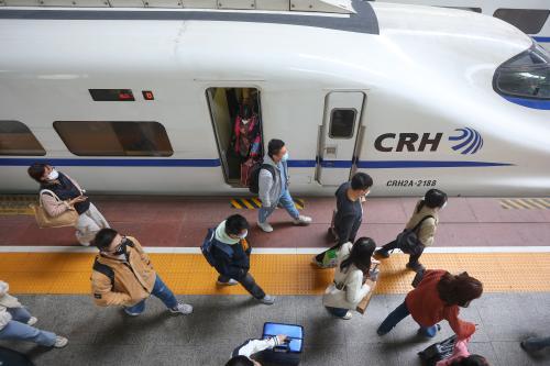 中国铁路迎黄金周客流最高峰 预计发送旅客2020万人次