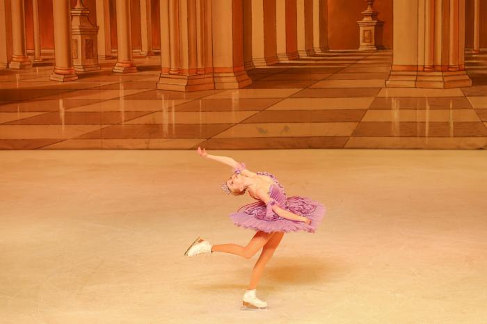 俄罗斯圣彼得堡国家冰上芭蕾舞团亮相南昌演绎舞剧《睡美人》