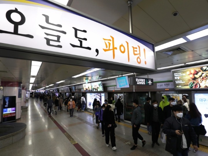 缓解拥挤　韩国地铁尝试拆除部分座椅