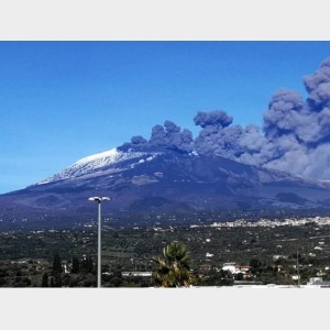 意大利埃特纳火山喷出岩浆和火山灰