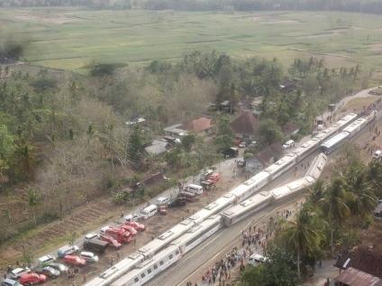 印尼一列火车与巴士相撞致11人死亡4人受伤