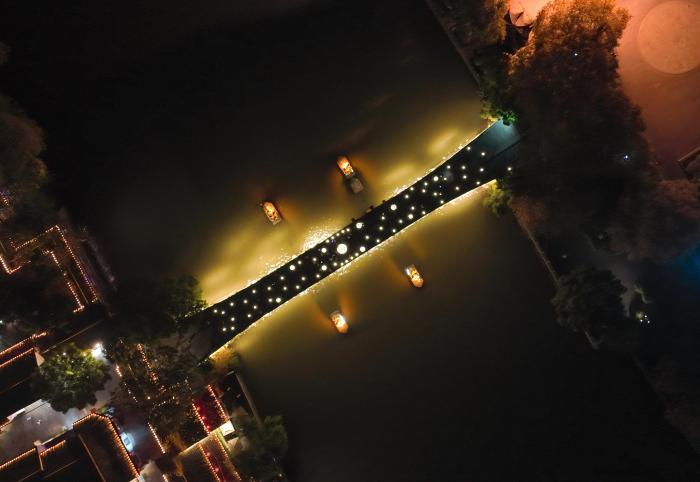 浙江杭州：灯光点缀拱宸桥 宛若运河“珍珠带”