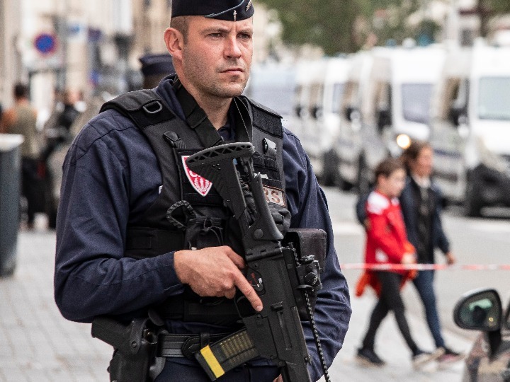 巴黎埃菲尔铁塔附近发生持刀袭击　一名德国游客身亡