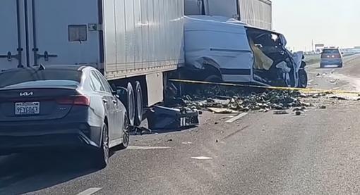美国加州35辆车连环相撞 已致2死9伤