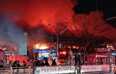 韩国一传统市场发生重大火灾 227家店铺被烧毁