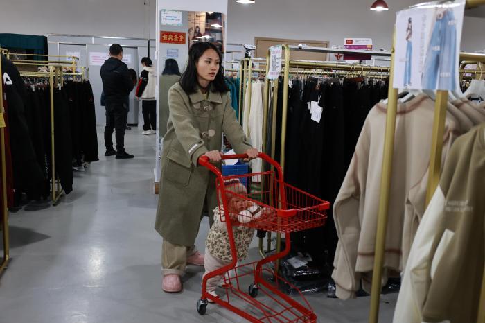 （新春走基层）广西服装产业园“变”商圈 民众赴工厂“买买买”