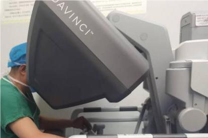 中新健康丨达芬奇机器人+荧光显像技术精准导航 上海专家成功救回12岁女孩生命