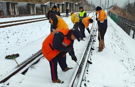 铁路部门积极应对雨雪天气：各大车站延长营业时间