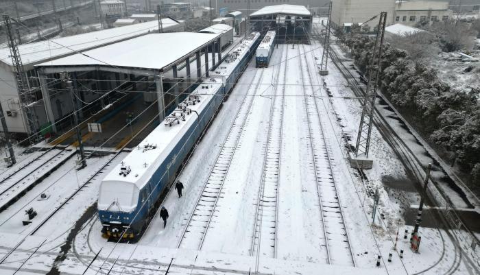 湖北武汉：“机车医生”以雪为令保春运供车