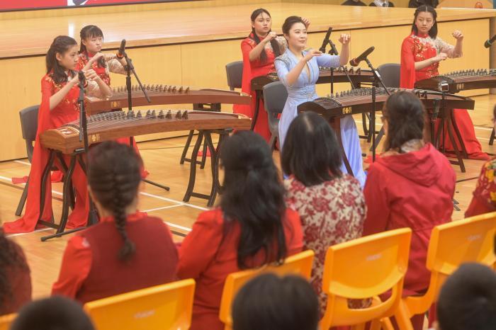 “传经典 颂中华” 新春音乐快闪活动在香港培侨书院举行