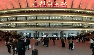 2024·春运的变与不变丨广州站广场的万人拥挤不复存在，返家的那份窘迫依然还在　
