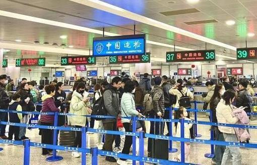 春节假期前三天 上海浦东国际机场口岸日均8万人次出入境