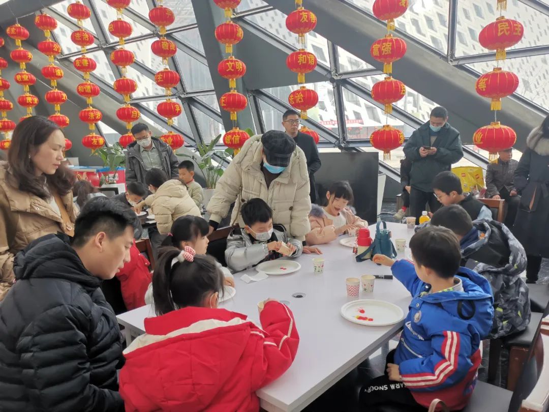“红红火火过大年——济南市美术馆亲子沙画体验课”在济南市美术馆成功举办