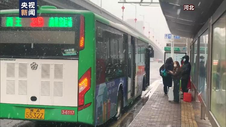 六預警齊發！多地進入雨雪最強時段 這些雪天出行技巧請記牢→