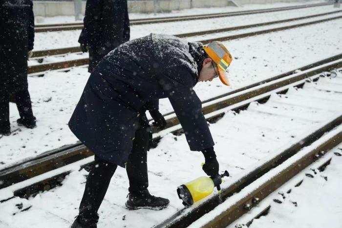 西安铁路局积极应对雨雪冰冻天气 全力确保旅客出行安全