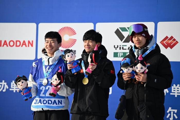 （十四冬）苏帅兵获自由式滑雪青年组男子U型场地技巧冠军