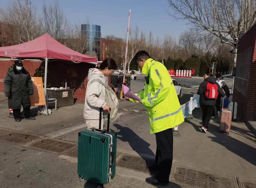 濟南|執法一線黨旗飄揚 師生返校執法護航