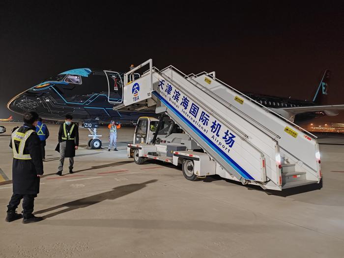 巴航工业“科技鹰”E195-E2客机抵华 开启天津巡展之旅