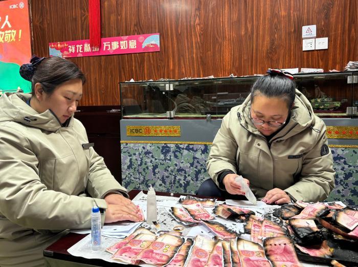 广西桂林市民7万元钞票被烧损 求助银行获暖心兑换