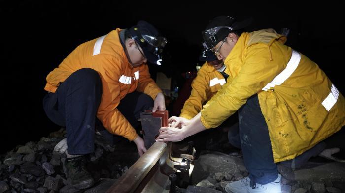 广西玉林铁路工人寒夜换轨护航运行安全