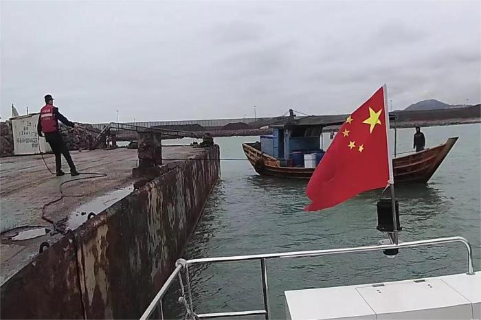 福州海警紧急救助海上失去动力船舶