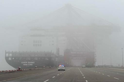 大雾袭沪：高速限速轮渡停航 数十艘国际航船受阻