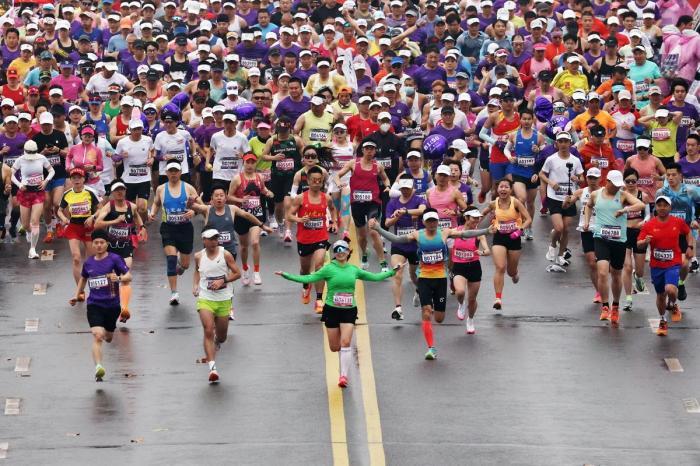 两万跑者齐聚 2024南京半程马拉松热力开跑