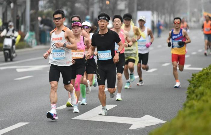 2024上海静安半程马拉松开跑 逾六成选手来自外省市