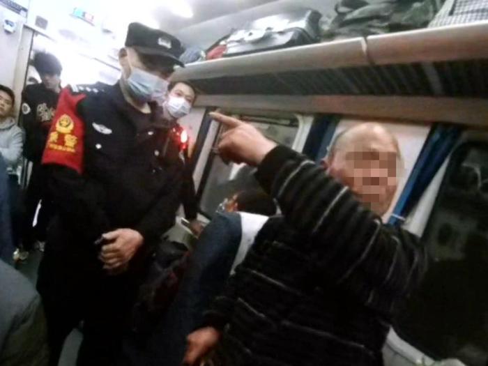 男子在列车上醉酒扬言敢打乘警 已被铁路警方拘留